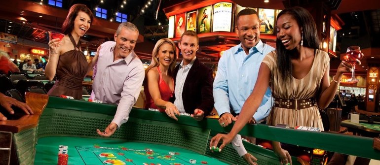 Азартные игроки развлекаются в казино за коктейлями