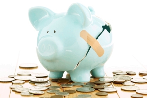 разбитая свинья копилка рядом разбросаны монеты покер, тенденции, имидж, профессионалы