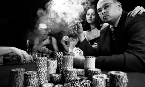 Богатые люди играют в покер, гора фишек на столе, игра в покер