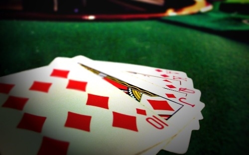 карты на покерном столе