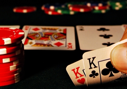 покер, агрессивная манера ведения розыгрыша, агрессия, агрессивный соперник, тайтовый игрок, эксплуатация, прибыль, фиш