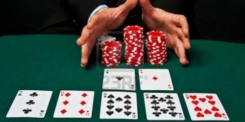 карты и фишки на покерном столе