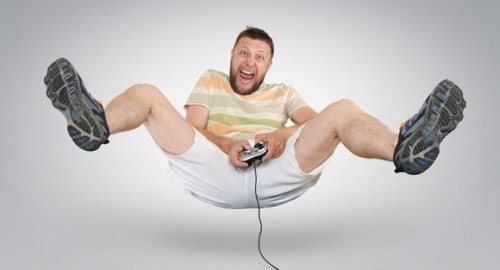 парень играет в компьютерную игры, отдых