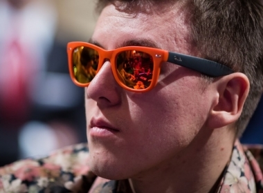 Мужчвина с рыжими очками смотрит на результаты покера, игра без шоудауна