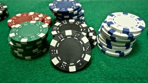 Покерные фишки на игровом столе