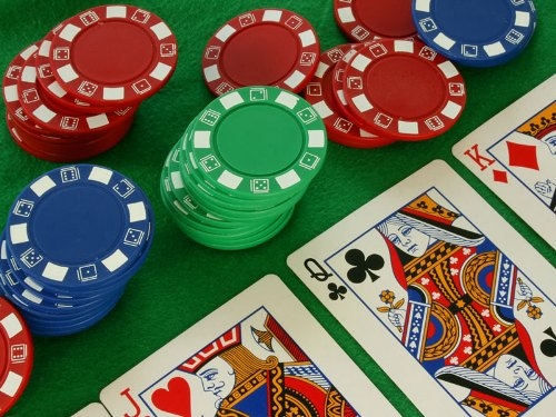 карты и покерные фишки