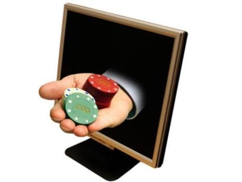 Монитор, покерные фишки, удаленная работа, покер