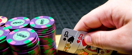 Покерные фишки и карты, два дамы