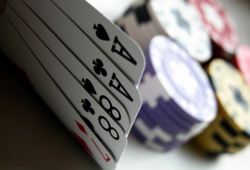 карты и покерные фишки