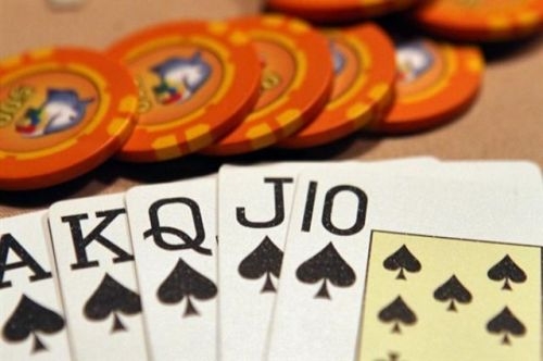 покер, фишки за игровым столом, флеш-рояль, розыгрыш, стратегия, стэк, пот, размеры банка, ре-рейз