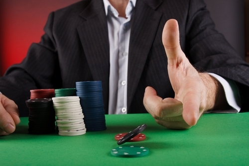 покерный игрок за столом