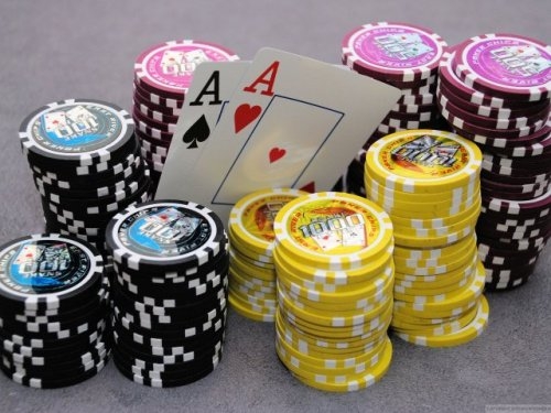 Пара тузов и покерные фишки