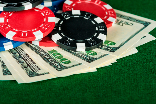 Покерные фишки и деньги