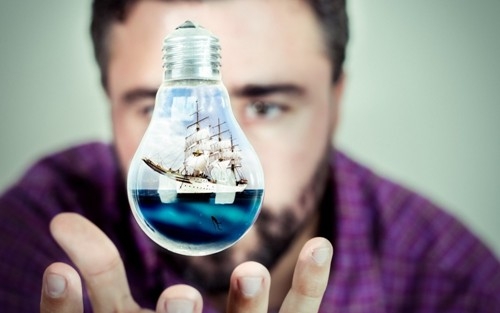 волшебство в лампочке кораблик мужчина смотрит летит над ладонью О правильных мыслях в покере
