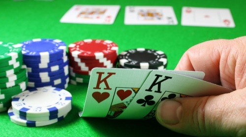 покер, блеф, карманная пара, пара королей, превращение готовой руки в блефовую комбинацию, шоудаун, флоп, примеры розырышей, карты в покере, фишки, размеры стека
