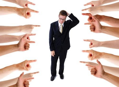 все тычат и показывают пальцем на провинившегося мужчину покер, интересное, советы, концентрация, карты, соперники