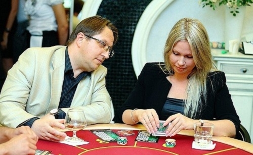 Покер, рейз, ставка, конт-бет, 3-бет, баррельСледите за своими соперниками и делайте нужные выводы.