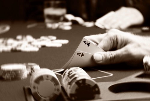 Турнирный покер, тайтовый стиль, лузовый игрок