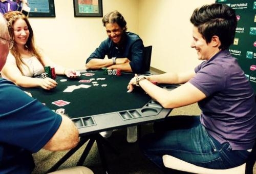 покер, вербальное общение, чтение противников, эмоции, игровые ситуации, розыгрыши в покер, комбинации, жесты, мимика, покер-фейс