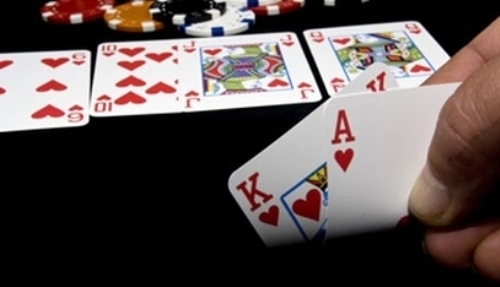 покер, тайтово-агрессивная игра, пассивная стратегия, ТАГ, TAG, точка безубыточности, стратегия в покере, одномастные комбинация, туз-король, карты борда, флоп, терн, ривер