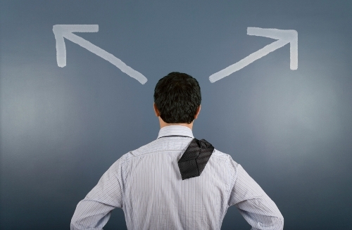 мужчина выбирает дорогу направление по стрелке Вам придется забыть о "жизни" после работы