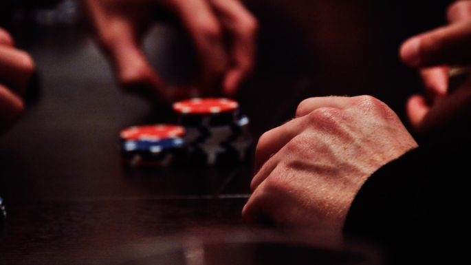 покер, фишки за игровым столом, розыгрыш, стратегия, стэк, пот, размеры банка, ре-рейз
