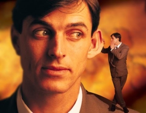 демон с левой стороны что-то шепчет мужчине на ухо соблазняет совершить поступок "Споры" с мультизадачностью