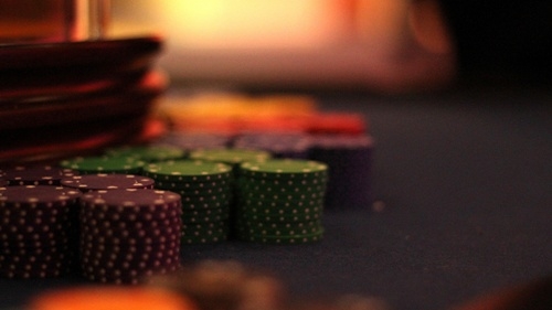 Фишки на покерном столе