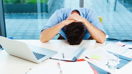 мужчина загружен устал перед ноутбуком в  куче бумаг не справляется покер, действительность, советы, рекомендации, интересное, эмоции