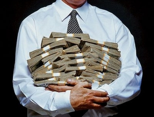 мужчина с кучей денег на руках покер, советы, рекомендации, эмоции, знания