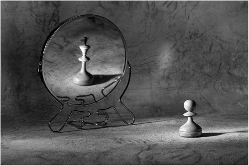 отражение в зеркале преувеличивает пешку до короля Еще один эффективный покерный прием