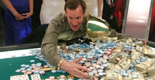 мужчина счастлив выиграл миллион баксов куча фишек карт и денег на столе "Споры" с мультизадачностью