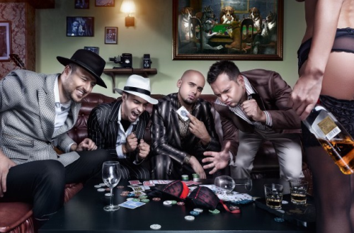 четыре мужчика играют дома в покер голая баба приносит им виски