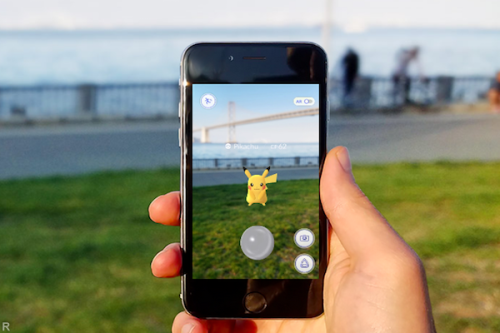 чувак ищет покемонов через мобильник