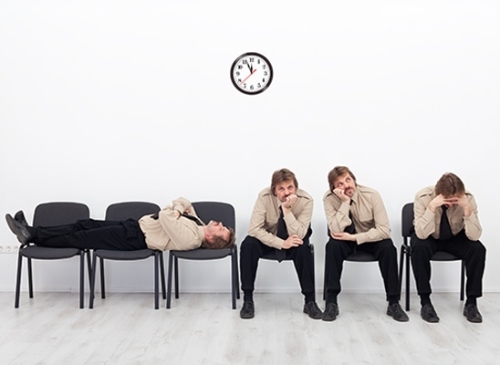 мужчина ждет сидя лежа на стуле