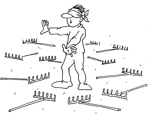 человек с завязанными глазами идет по полю с граблями покер, руминация, ошибки, опыт, полезное