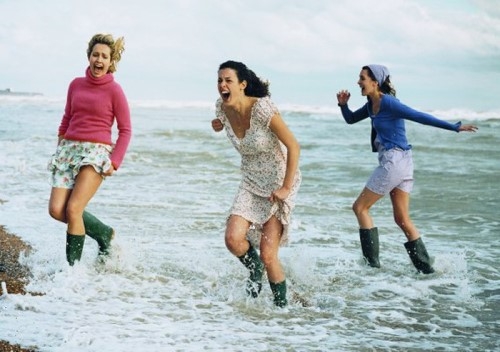 счастливые девушки плещаться в воде прыгают смеются в море покер, дофамин, мотивация, компенсация