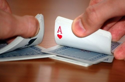 тасует колоду покер, ошибки, чужие ошибки, успехи, советы, рекомендации