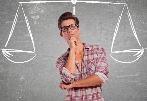 мужчина взвешивает решение весы покер, сухой флоп, контбет, стратегия