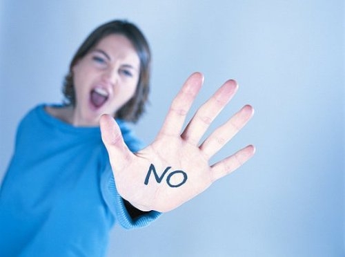 Перестаньте отрицать действительность женщина кричит нет NO отрицает написала на руке нет