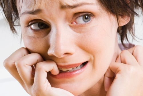 корчится от страха женщина покер, страх, фобия, проигрыш, психология