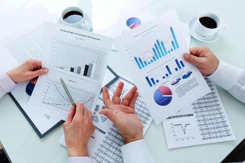 за кофе мужчины анализируют стеки покер