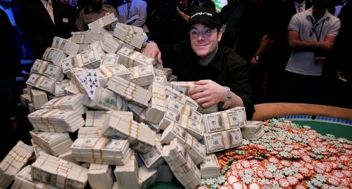 Куча денег и довольный покерный игрок