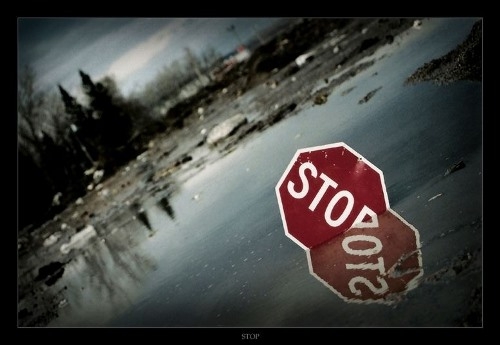 Знак стоп тонет в луже, что вам мешает в покере, покер, стратегия, ошибки, лимиты, тильт