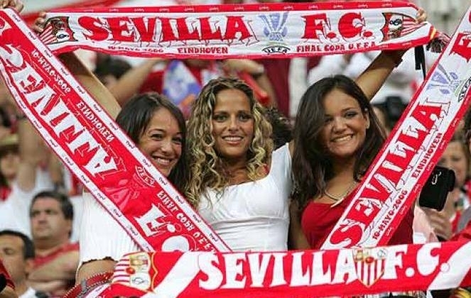 Три симпатичные фанатки Севильи на трибуне для болельщиков