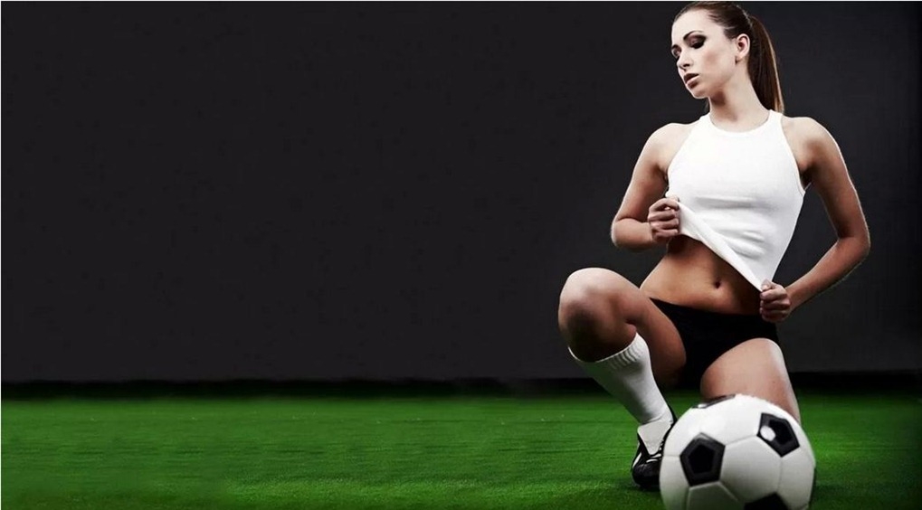 Девушка в откровенном белье ночью на футбольном поле