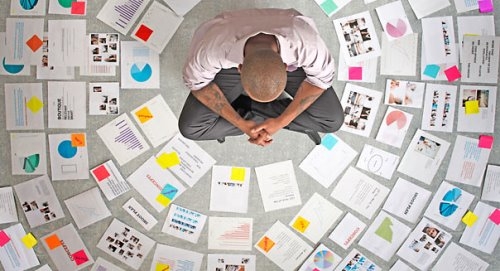 Мужчина сидит на полу размышляет о покере вокруг бумаги, покер, анализ, розыгрыши, стратегия, лимиты