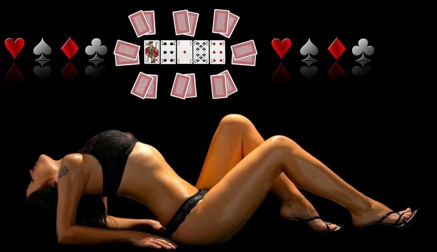 Сексуальная брюнетка в черном белье изгибается в темноте