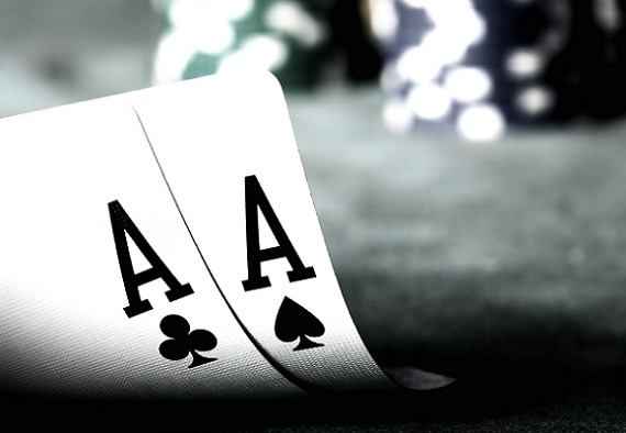 два туза и фишки на столе, покер, карманные тузы, ре-рейз, колл, префлоп, флоп, Замедленный розыгрыш