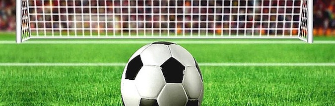 Мяч на траве у футбольных ворот